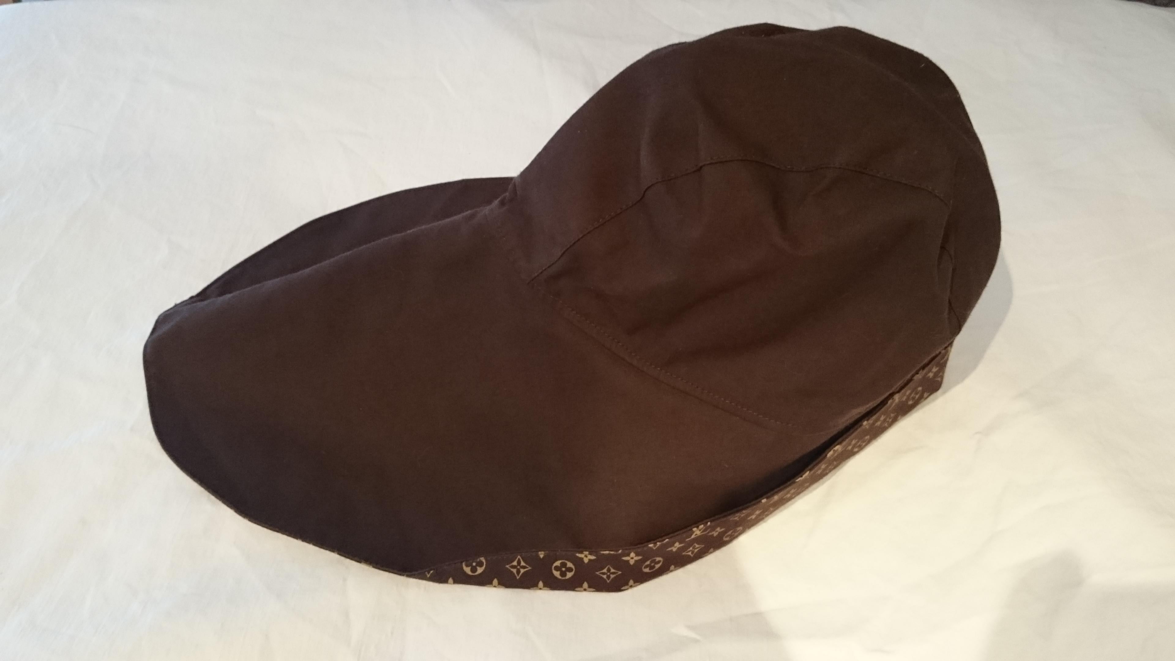 Louis VUITTON brown monogram collection hat - Unworn, New with tags.
..
Marked SIZE: S
Measurements cm: head circumference 52  (20,47 inch), lenght 47  (18,50 inch).
Measurements provided as a courtesy only, not a guarantee of fit. 
By 