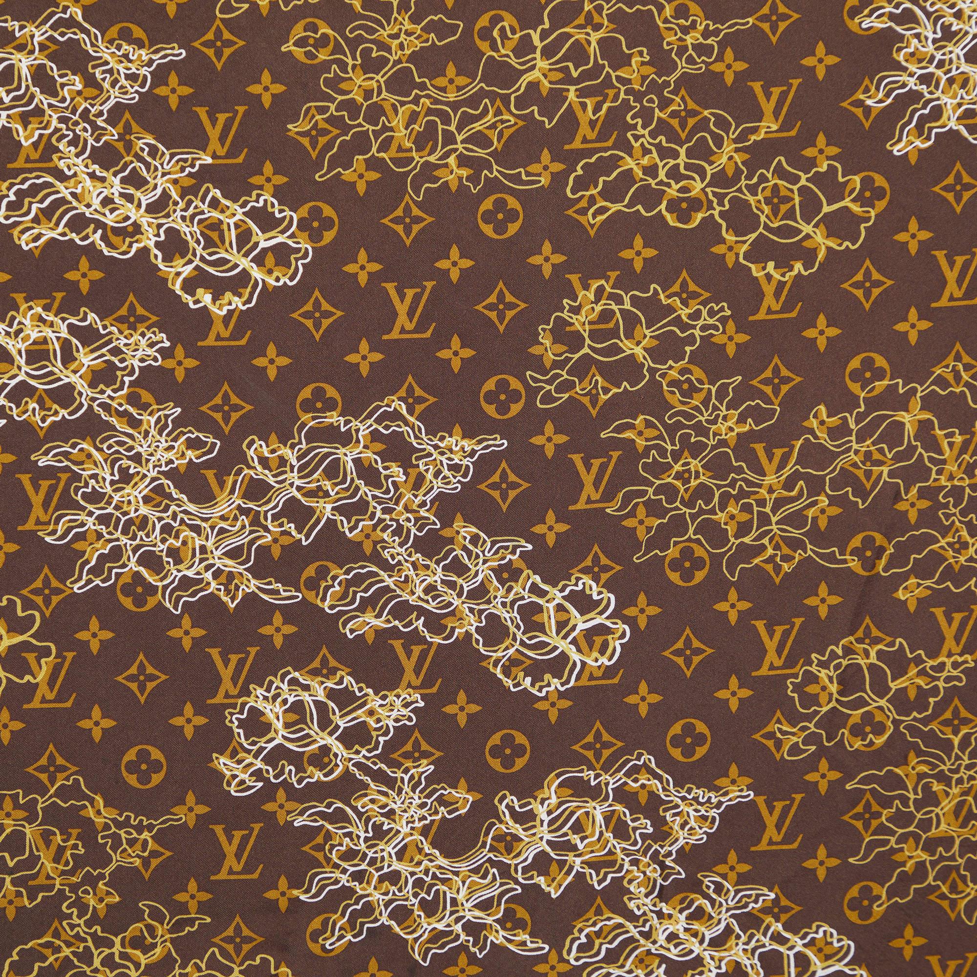Made from luxurious silk, this Louis Vuitton Dentelle scarf keeps you fashionable. Pattered with the monogram, this brown scarf from the Dentelle collection is an easy drape.

