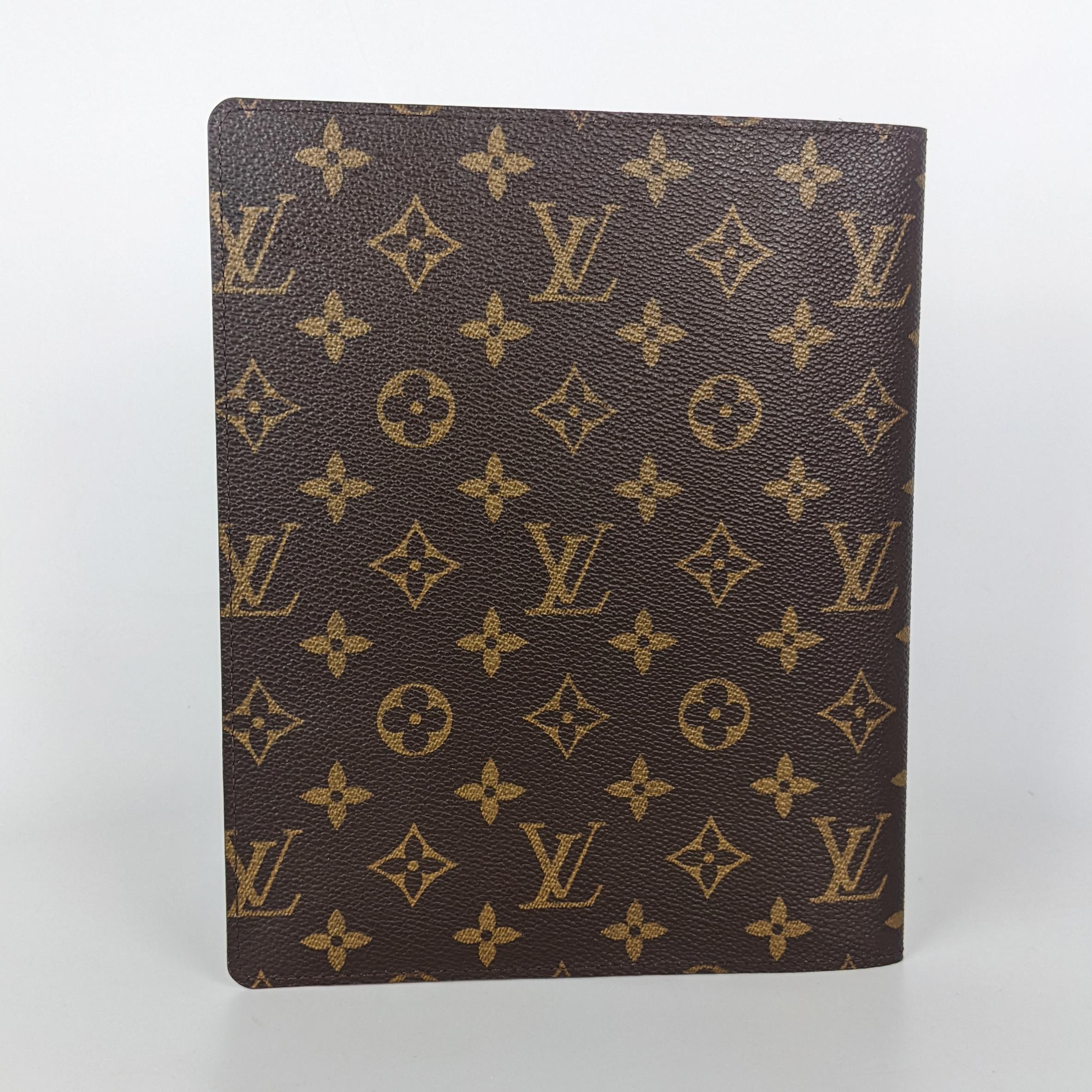Condition: This authentic Louis Vuitton agenda has no visible signs of wear.

No accessories included (dust bag, box, etc.)

Features: This cover opens to a terra cotta cross-grain leather interior with patched pockets and card slots.

Material: