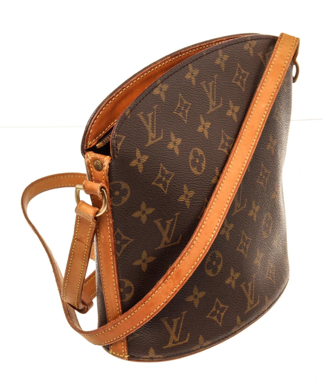 Louis Vuitton Brown Monogram Drouot Crossbody Bag with monogram canvas, gold-tone hardware, trim tan vachetta leather, interior slip pockets, shoulder strap and zipper closure.
44405MSC