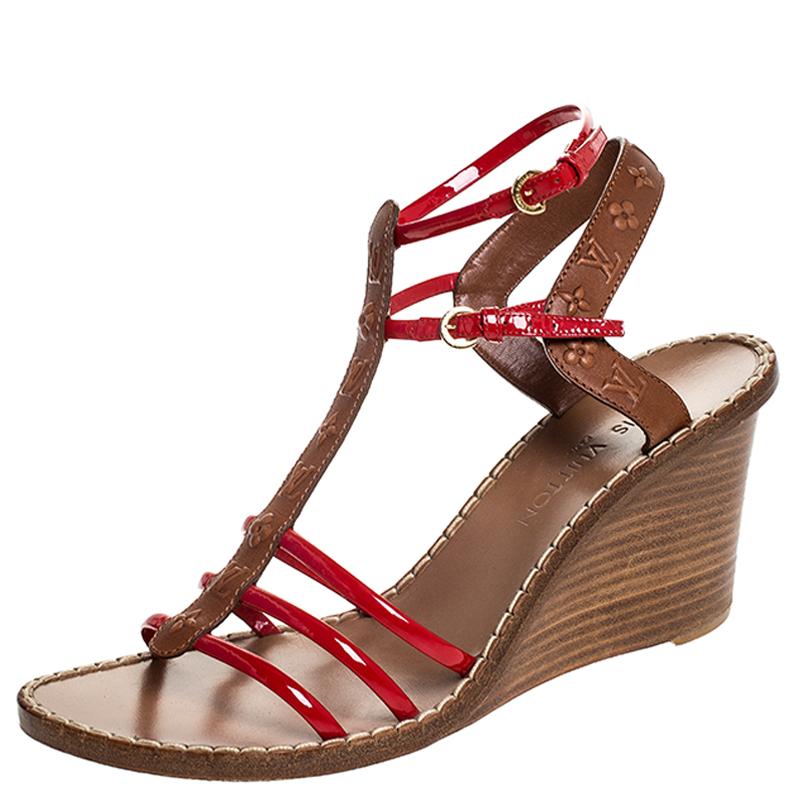 This pair of wedge sandals from Louis Vuitton is a perfect example of exquisite designing. These sandals are crafted from the best leather for your comfort. They feature durable soles, open toes, buckle fastening around the ankle and the label on