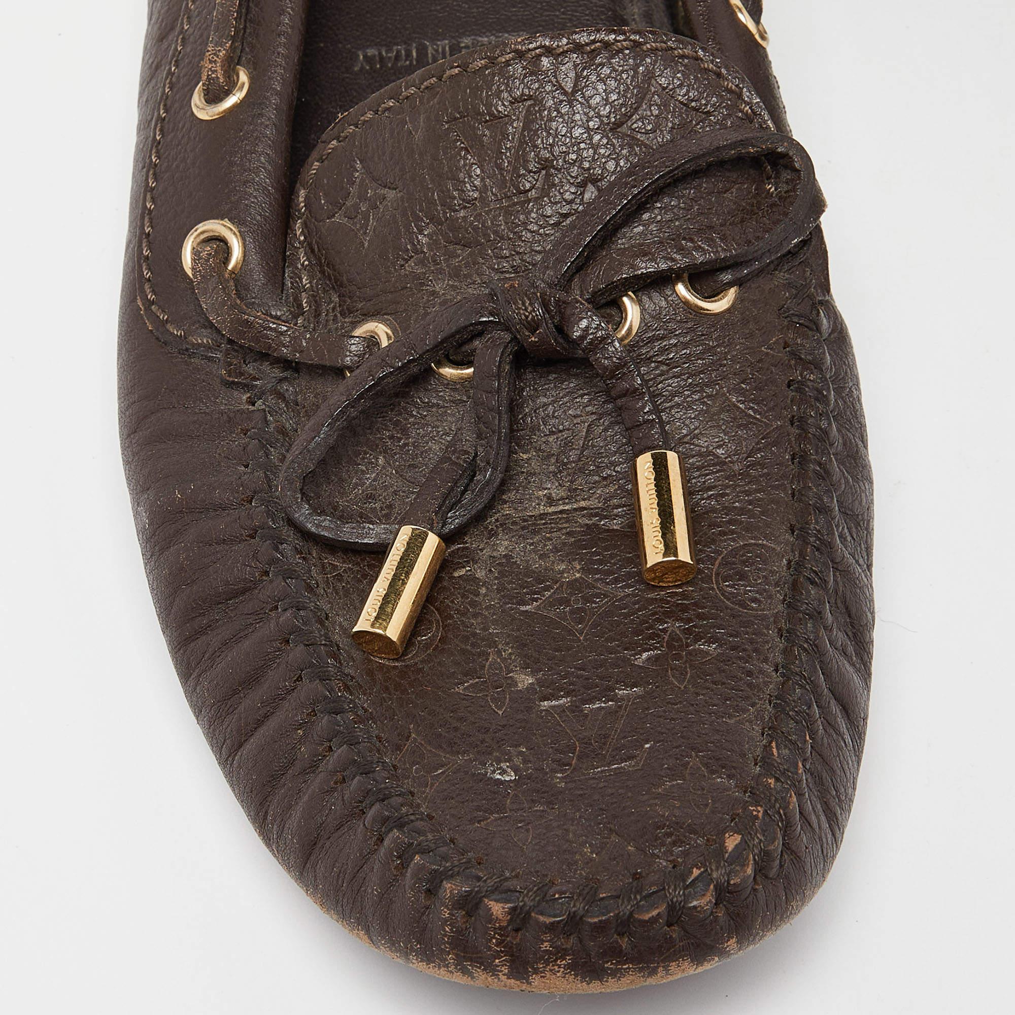 Louis Vuitton Brown Monogramm geprägte Leder Gloria Loafers Größe 37 im Angebot 1