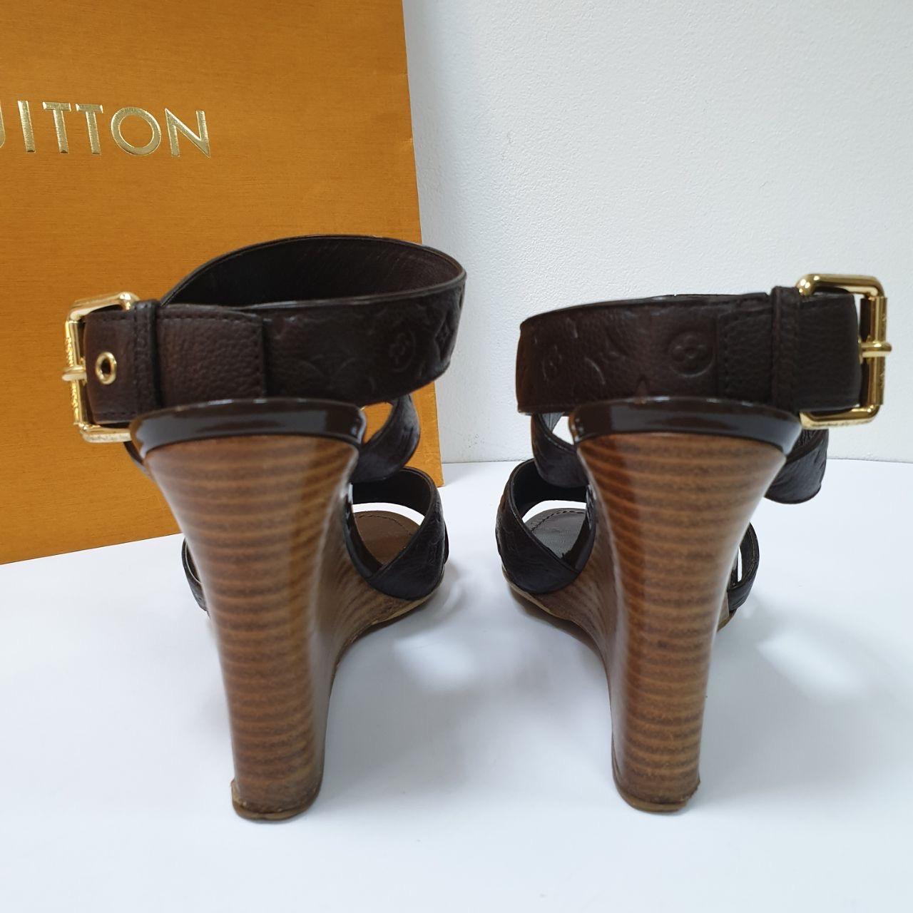 Nero Louis Vuitton Brown Monogram Embossed Leather Kalahari Wedge Sandals Sz.37 in vendita