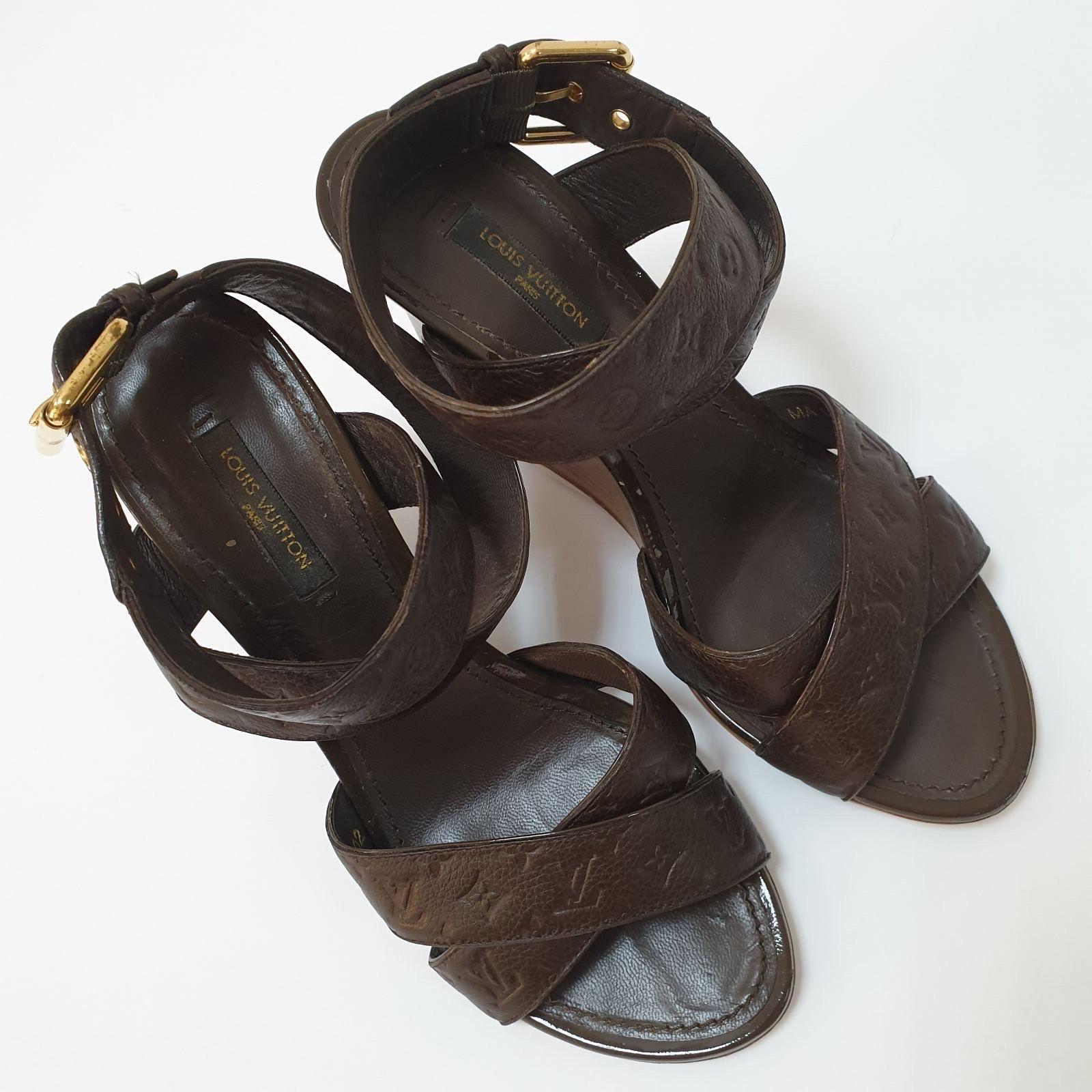 Louis Vuitton Brown Monogram Embossed Leather Kalahari Wedge Sandals Sz.37 In condizioni buone in vendita a Krakow, PL