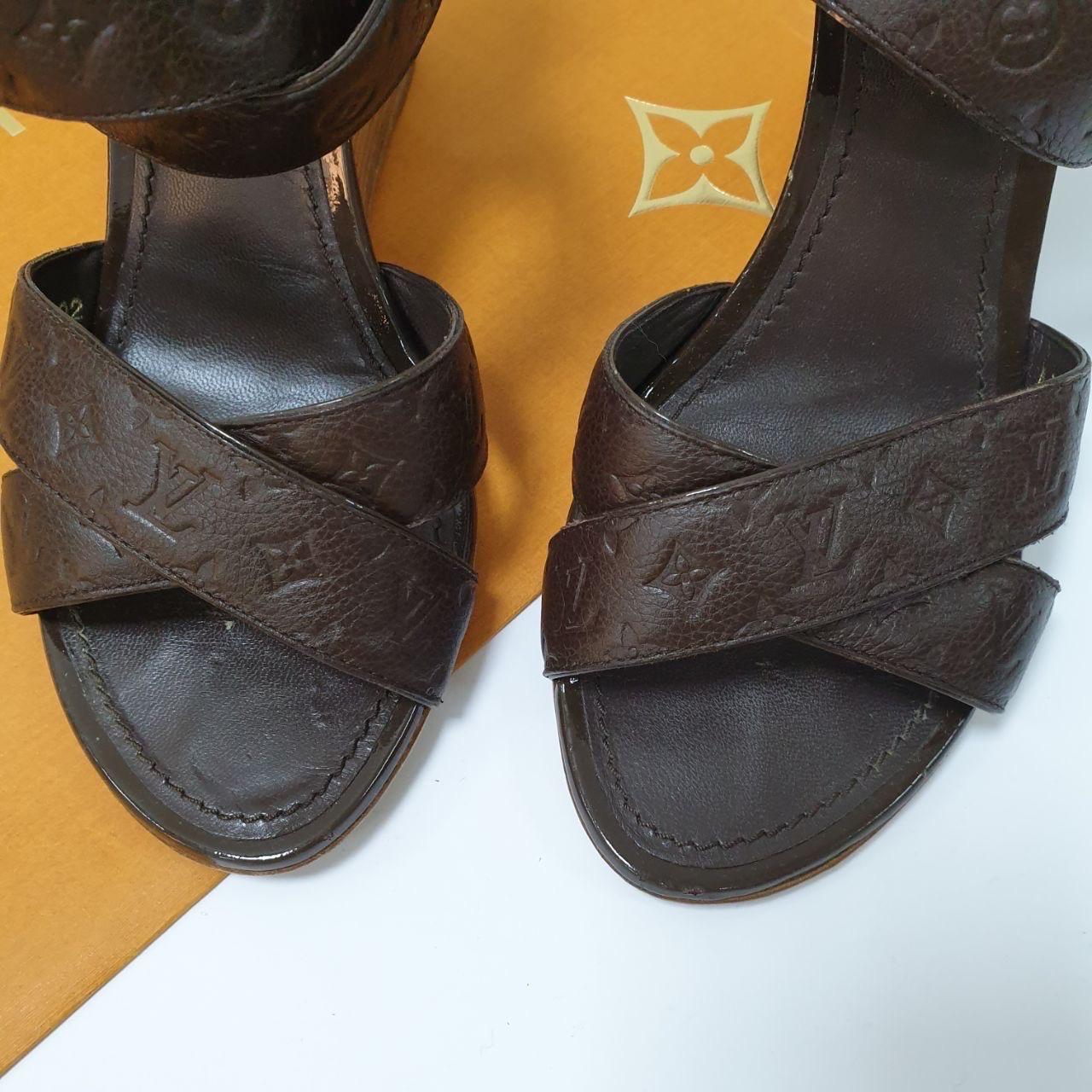 Donna Louis Vuitton Brown Monogram Embossed Leather Kalahari Wedge Sandals Sz.37 in vendita
