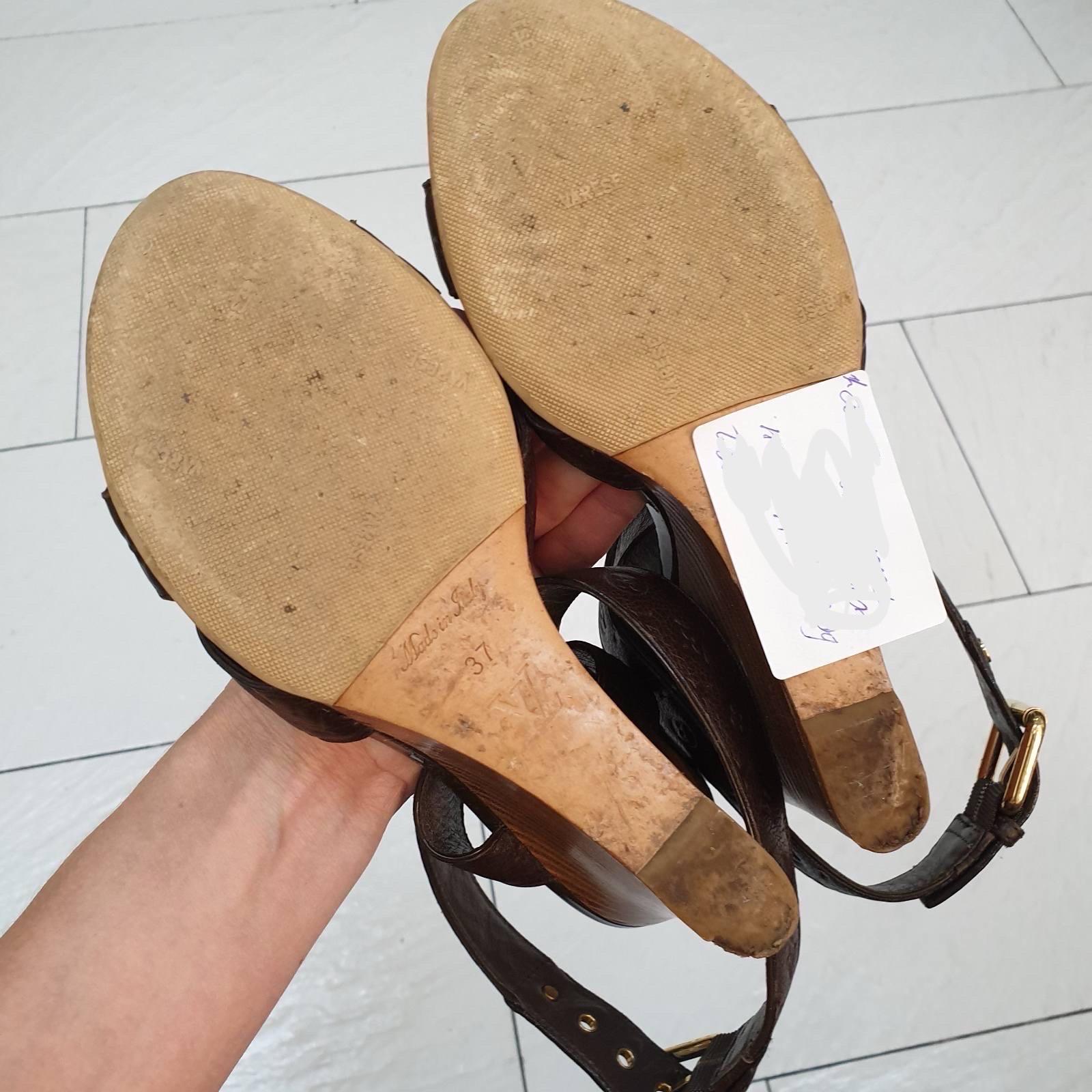 Louis Vuitton Brown Monogram Embossed Leather Kalahari Wedge Sandals Sz.37 in vendita 2