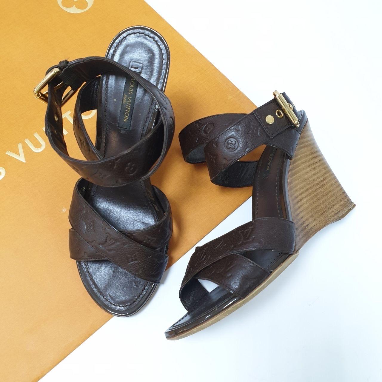 Louis Vuitton Brown Monogram Embossed Leather Kalahari Wedge Sandals Sz.37 in vendita 4