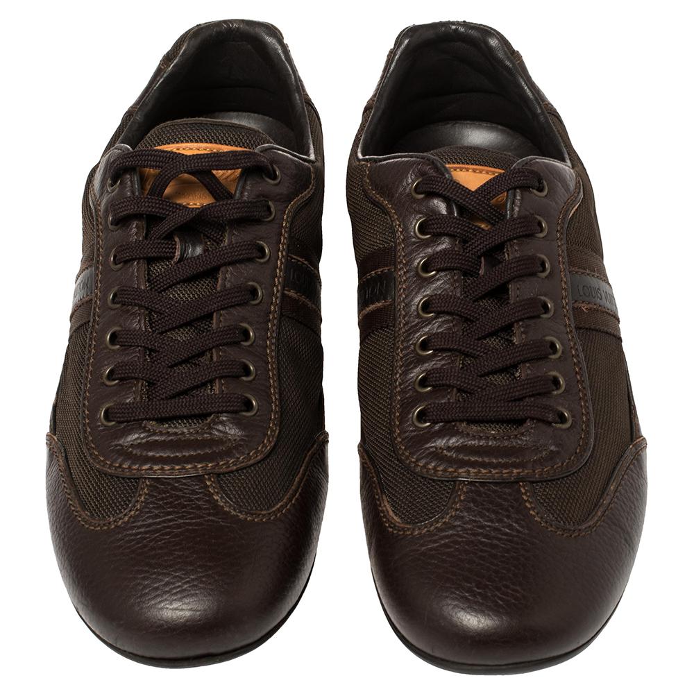 Made to provide high style, these sneakers by Louis Vuitton are trendy and stylish. They've been crafted from leather and canvas and designed in a brown shade featuring a monogrammed panel on the counters. Wear them with your casual outfits for a