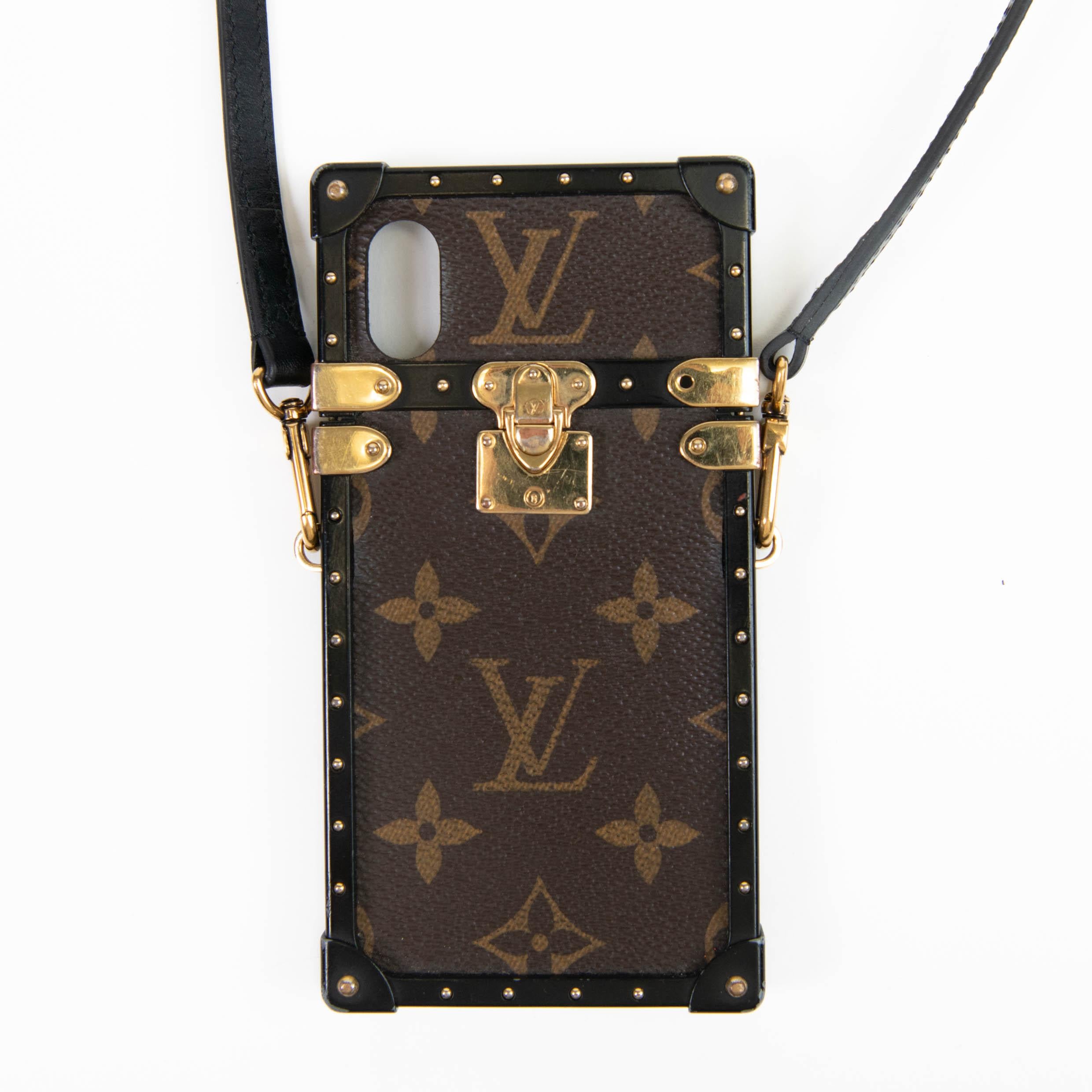 100% Autentico 

Questa elegante custodia è finemente realizzata in tela rivestita di Monogram e ricalca l'iconico baule Louis Vuitton. La custodia contiene perfettamente un iPhone X con un interno in microfibra nera.

Lunghezza della base: 3,00