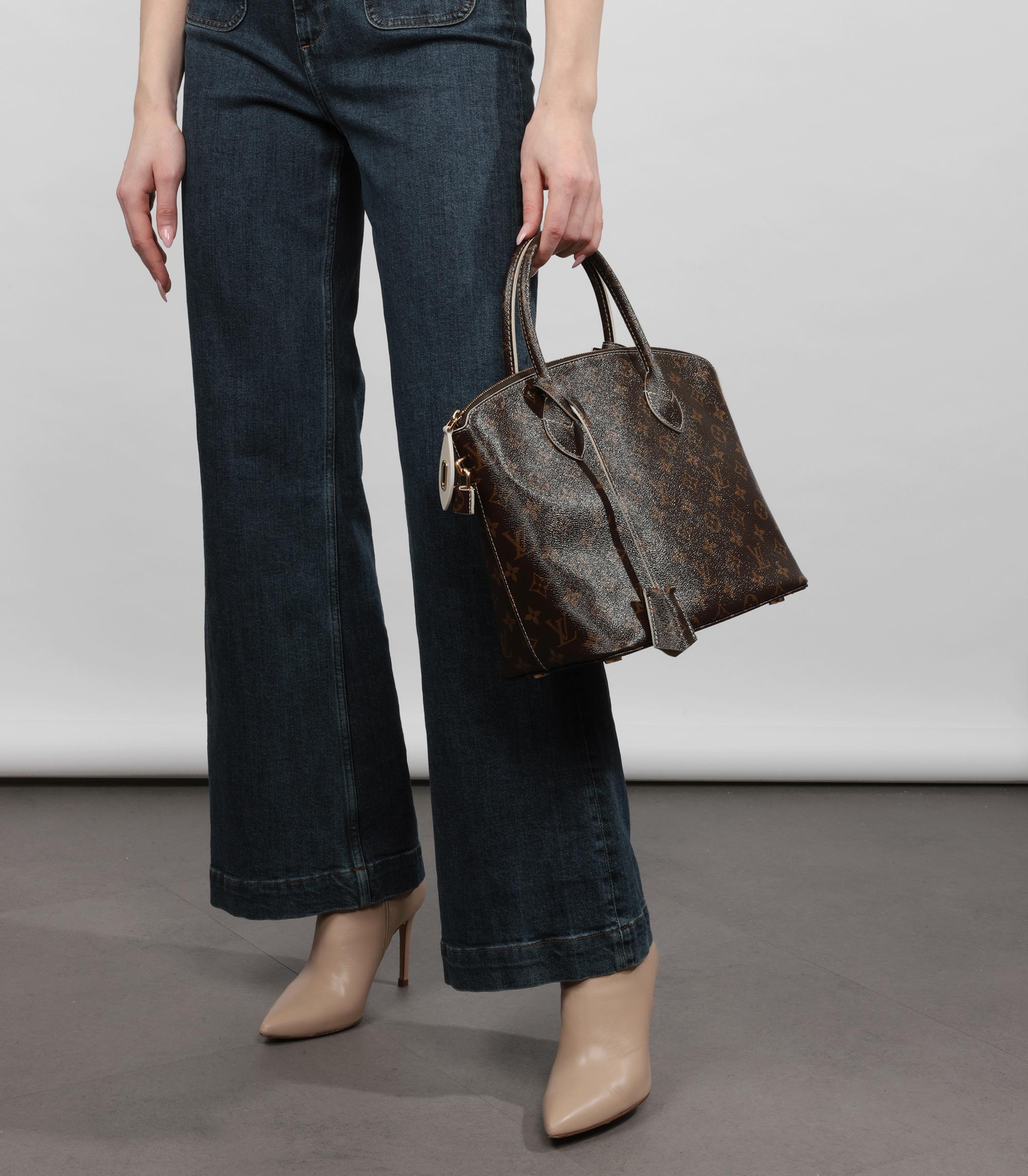 Louis Vuitton Brown Monogram High Shine Coated Canvas Fetish Lockit

Product Details
Xupes Ref: HB5542
Brand: Louis Vuitton
Model: Lockit
Type: Tote
Serial Number: FL3101
Age: 2011
Accompanied By: Louis Vuitton Dust Bag, Lock, Keys, Clochette,