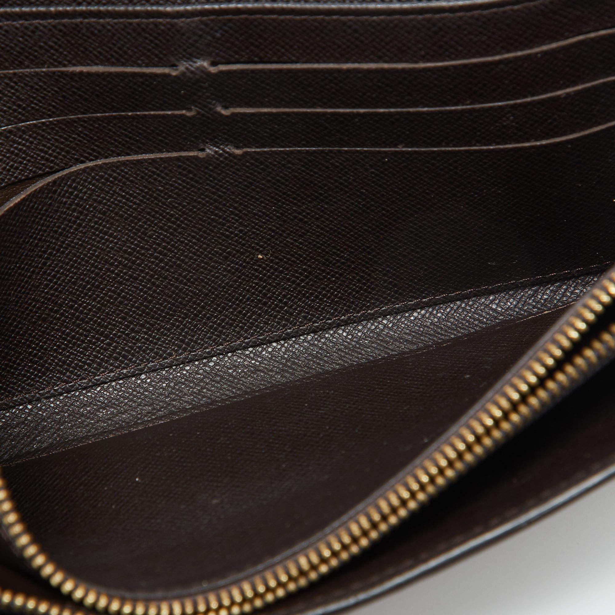 The Sarah wallet from Louis Vuitton is a highly popular creation of the brand. It has been created using brown Monogram Idylle canvas and leather on the exterior and flaunts a gold toned logo inscribed lock on the front. Carry this stylish wallet