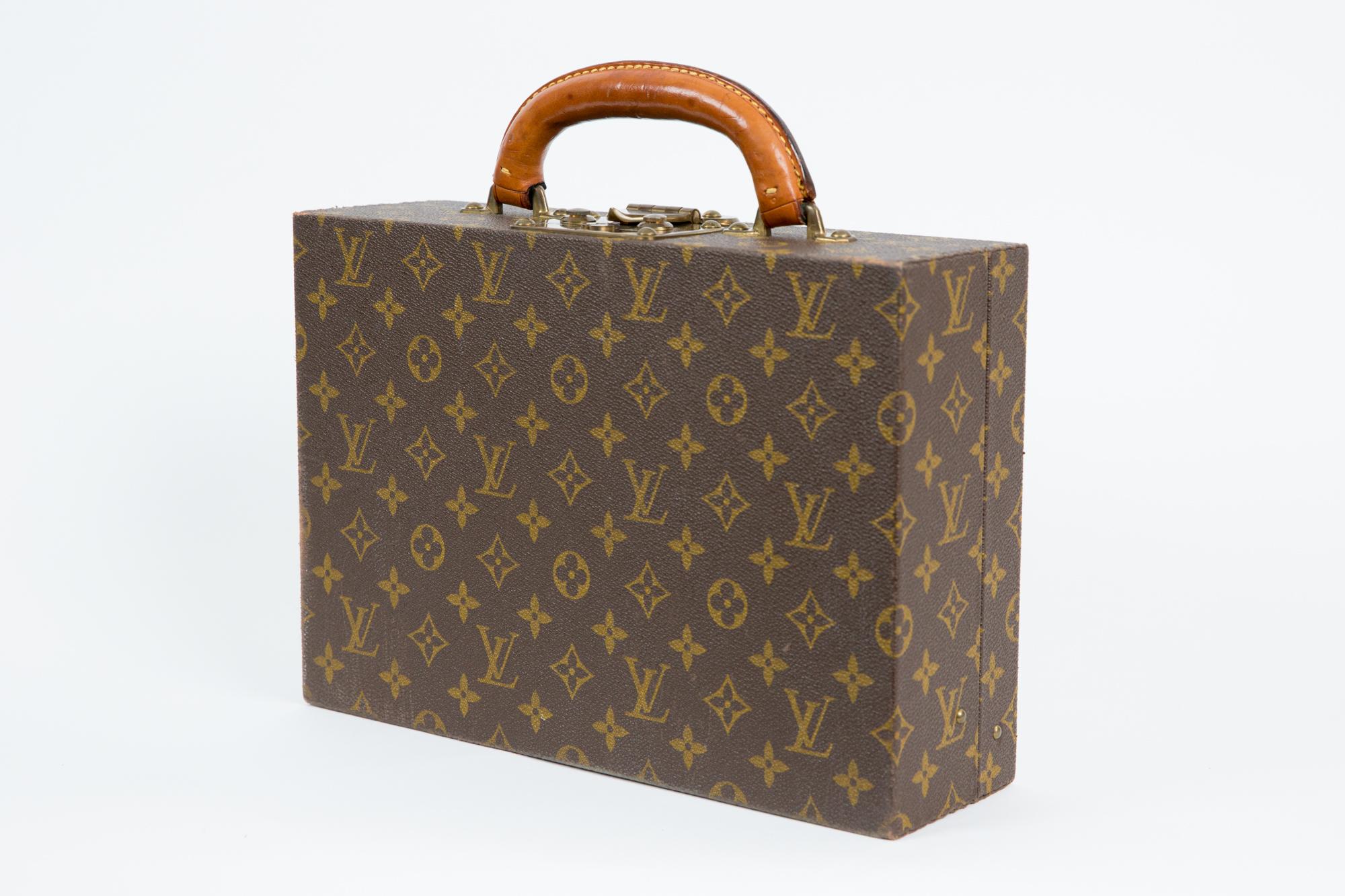 Louis Vuitton brown Monogram Jewell case luggage featuring two Louis Vuitton keys numbered ( n°128092), a leather handle, inside brown velvet and leather compartments, brass hardware. 
Inside Louis Vuitton stamp numbered 899485.
In excellent vintage
