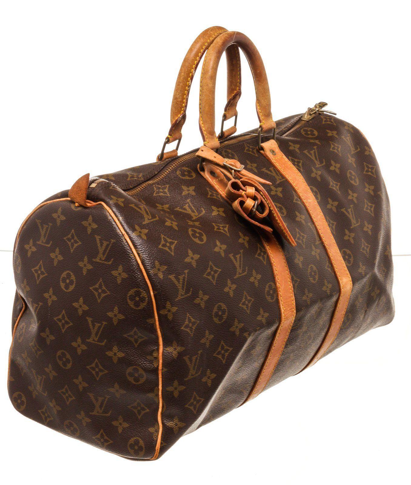 Louis Vuitton Brown Monogram Keepall 45cm Travel Bag with material monogram canvas, gold-tone hardware, interior zip pockets, dual top handles handle, and zip closure.

38822MSC