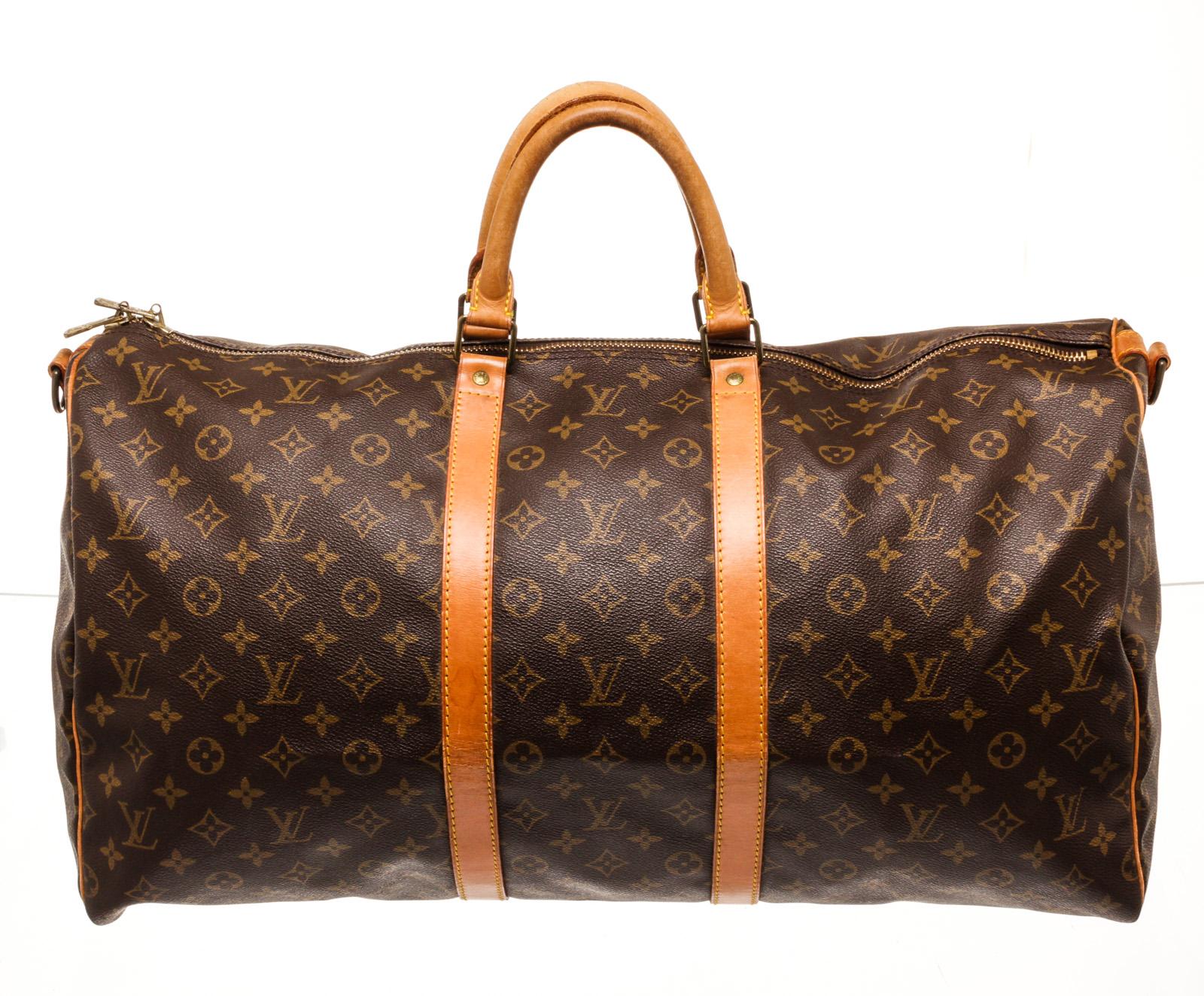 Louis Vuitton Brown Monogram Keepall 55cm Travel Bag with material monogram canvas, gold-toneÂ hardware, trim tan vachetta leather, dual top handle, shoulder strapÂ and zipperÂ closure.

37376MSC