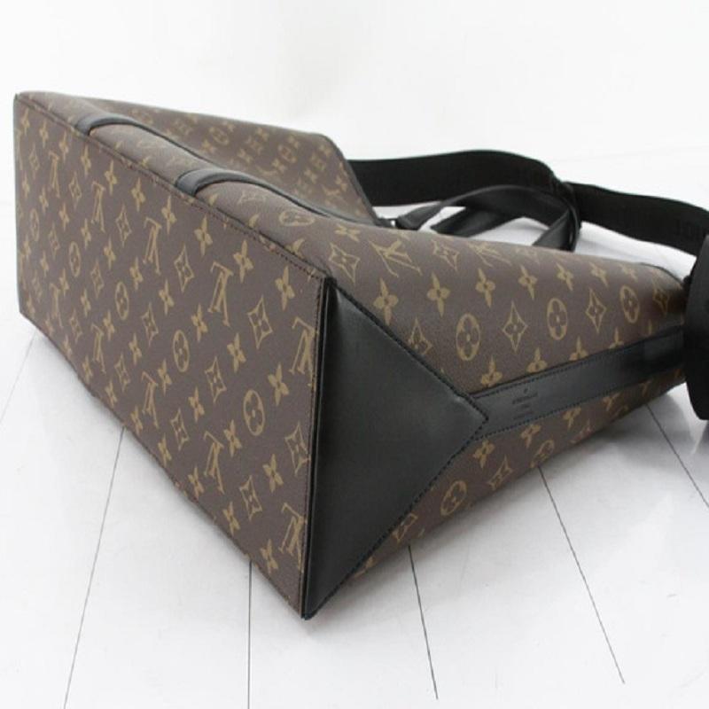 Sac fourre-tout Louis Vuitton Week-End GM en toile de Macassar enduite marron et havane avec monogramme, quincaillerie noire, deux poignées plates et une seule poche extérieure, doublure en toile beige, une seule poche intérieure et dessus