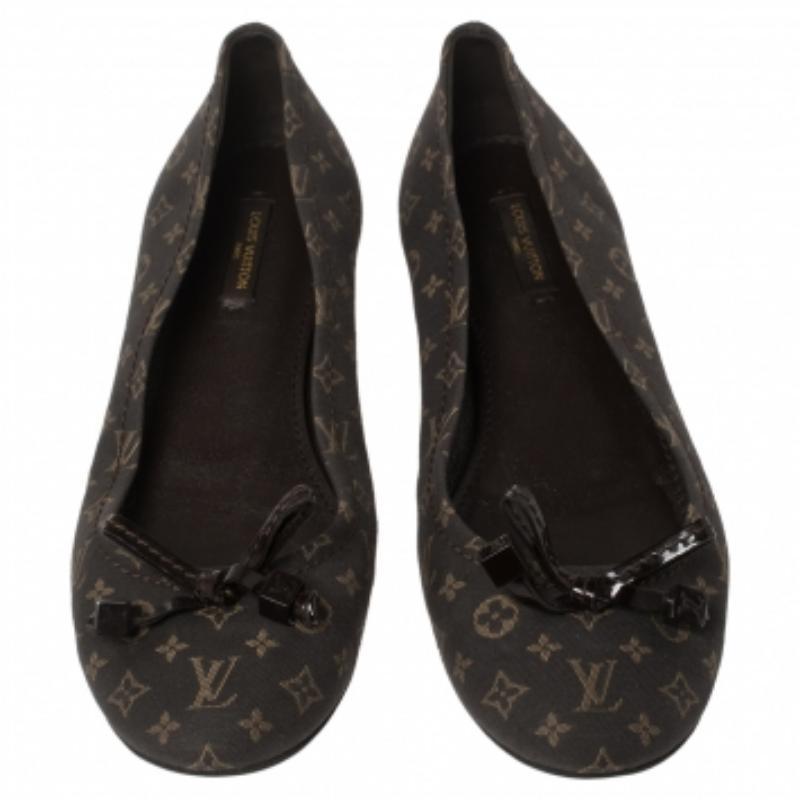 Louis Vuitton Brown Monogram Mini Lin Canvas Debbie Ballet Flats Size 36.5 In Good Condition For Sale In Dubai, Al Qouz 2