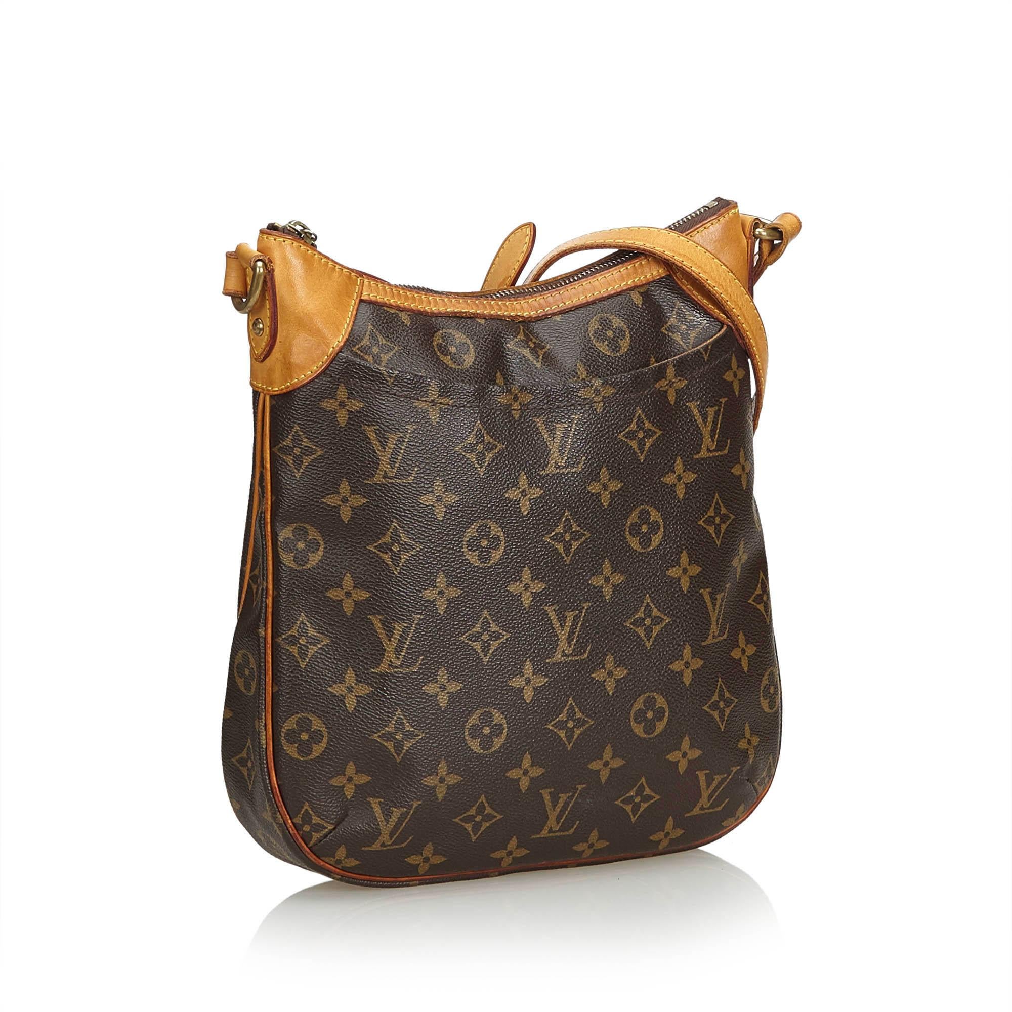 The Odean features a monogram canvas body with vachetta leather trim, flat strap, top zip closure, exterior slip pocket and interior slip pockets. It carries as B condition rating.

Inclusions: 
Dust Bag


Louis Vuitton pieces do not come with an