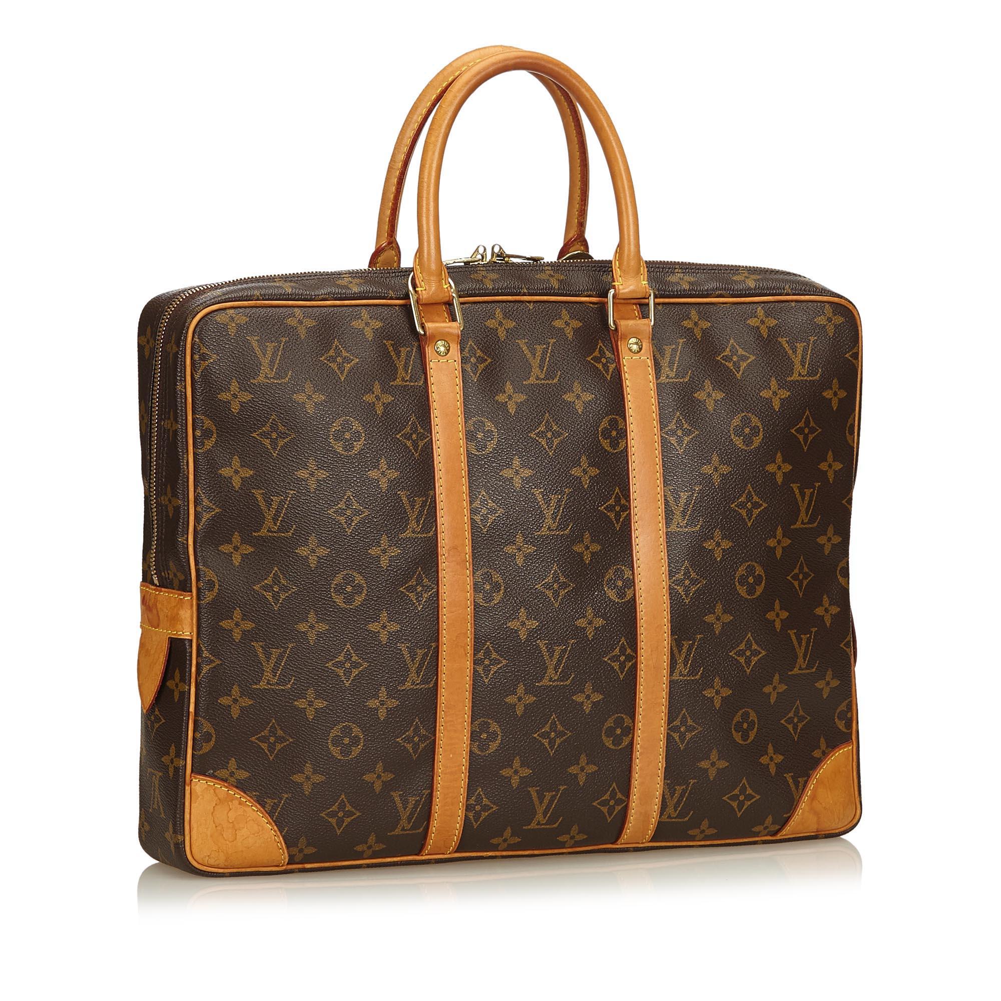 The Porte-Documents Voyage features a monogram canvas body, vachetta trim, rolled leather handles, top zip closure, and interior zip pocket. It carries as B condition rating.

Inclusions: 
This item does not come with inclusions.


Louis Vuitton