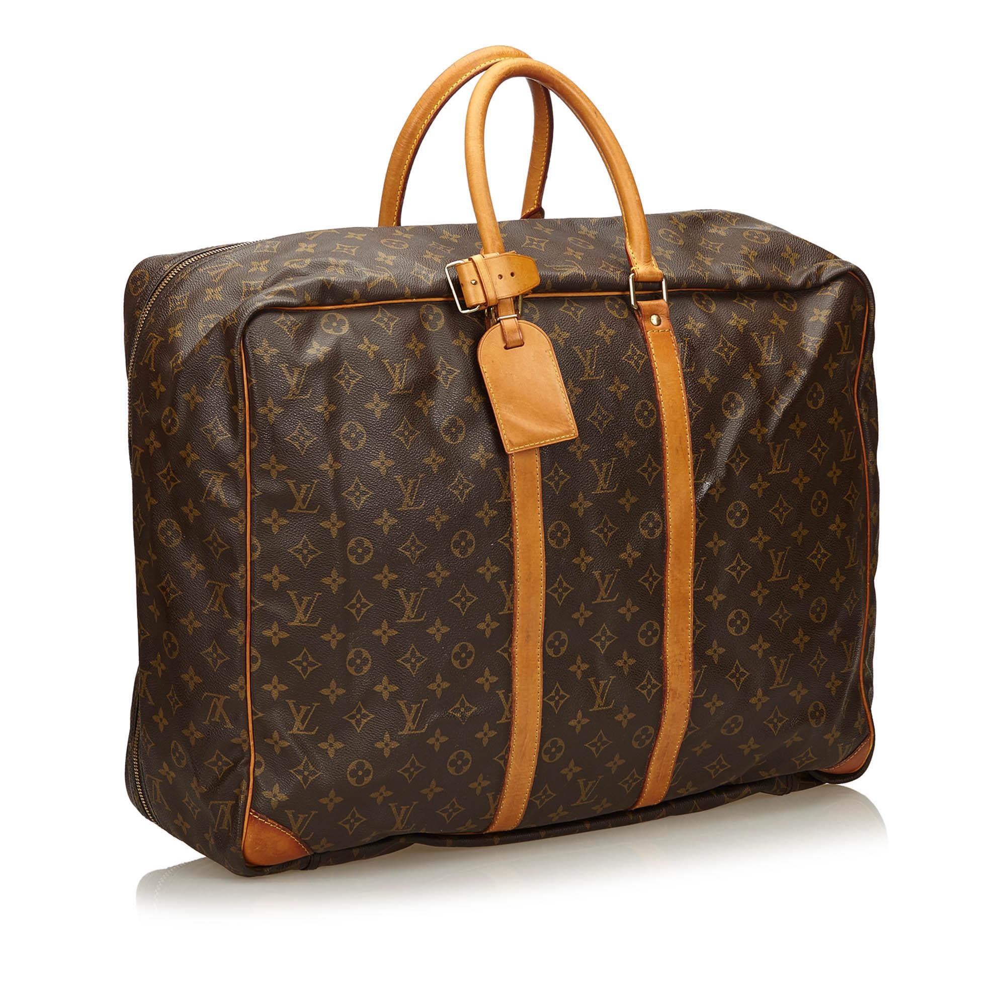The Sirius 45 features a monogram canvas body, rolled leather handles, double zip compartments with top closures and interior slip pockets. It carries as B condition rating.

Inclusions: 
This item does not come with inclusions.


Louis Vuitton