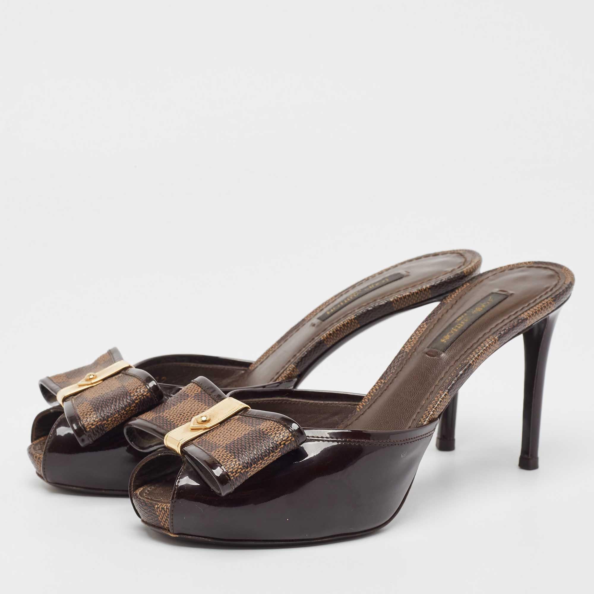 These sandals will frame your feet in an elegant manner. Crafted from quality materials they display a classy design and comfortable insoles.
