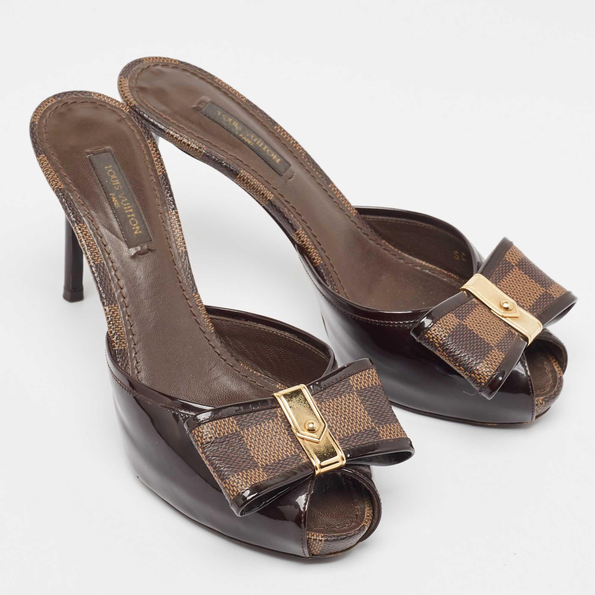 Louis Vuitton Brown Patent Leather and Damier Ebene Bow Slide Sandals Size 36 In Good Condition For Sale In Dubai, Al Qouz 2