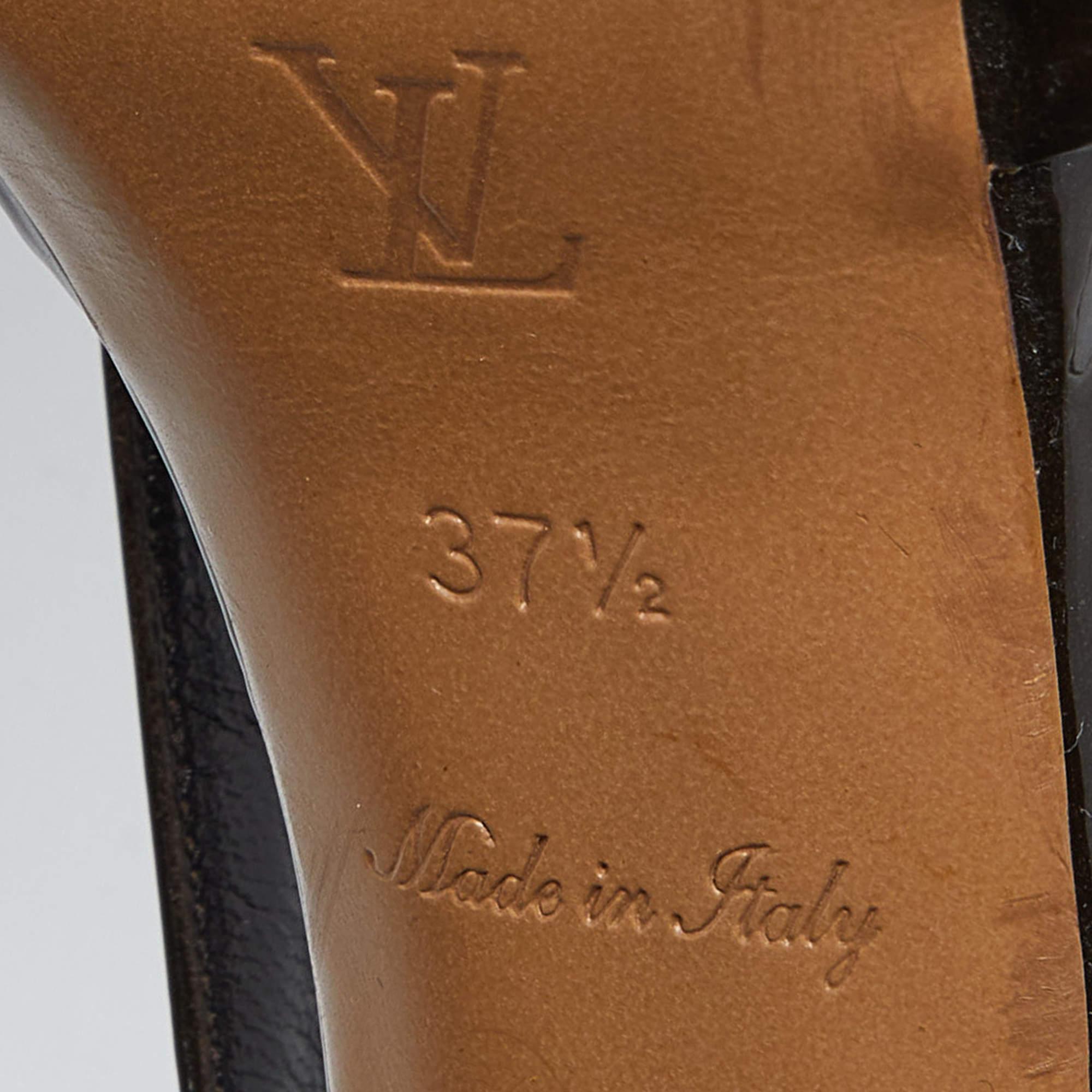 Louis Vuitton Brown Patent Leather Cross Strap Pumps Size 37.5 en vente 4