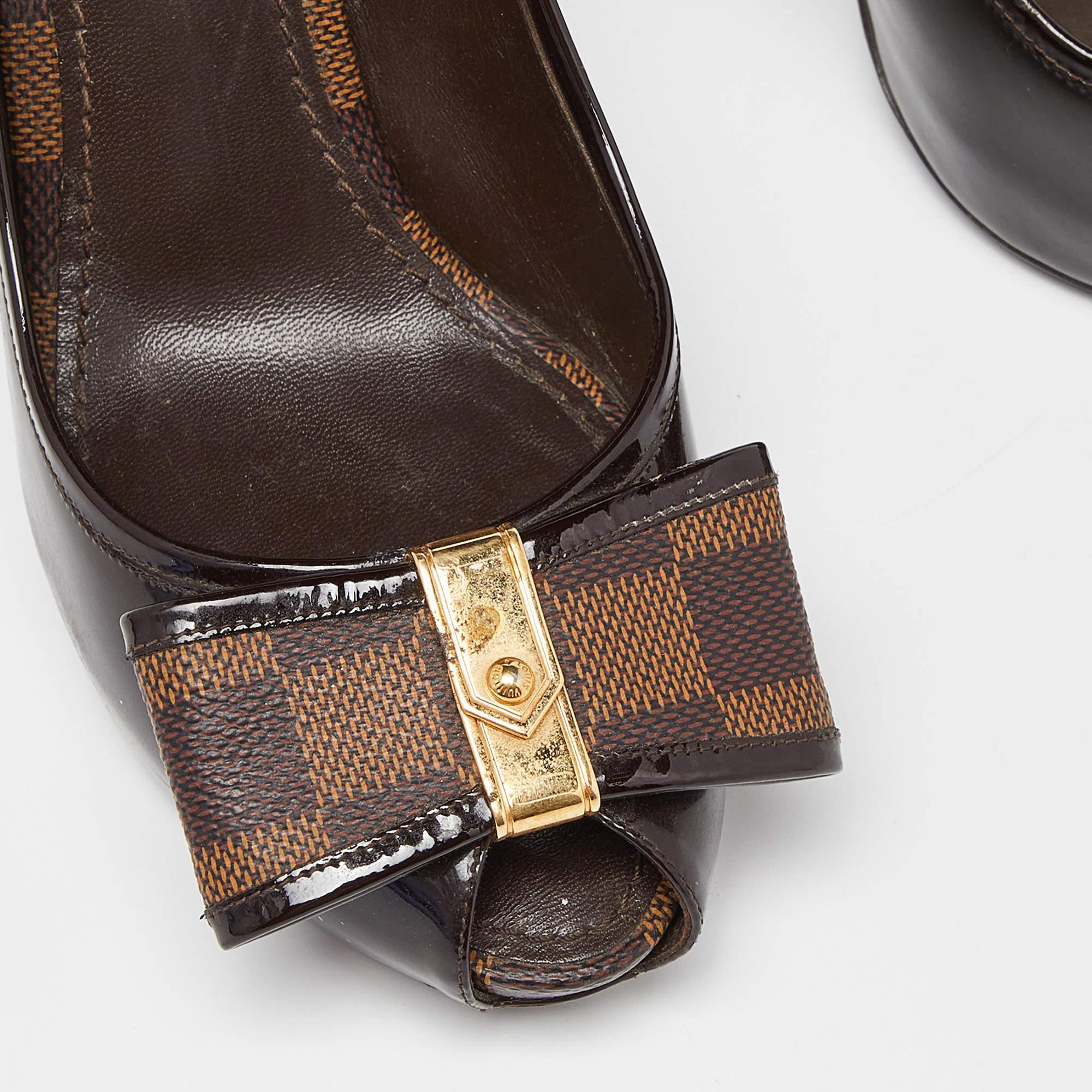 Women's Louis Vuitton Brown Patent Leather Damier Bow Peep Toe Pumps Size 39 For Sale