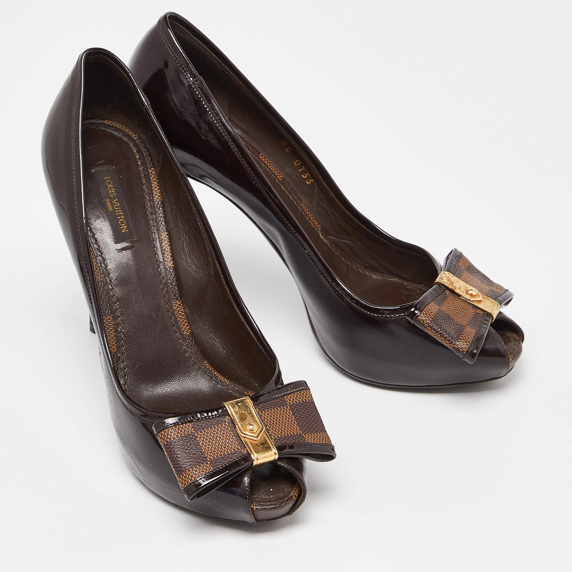 Louis Vuitton Brown Patent Leather Damier Bow Peep Toe Pumps Size 39 For Sale 1