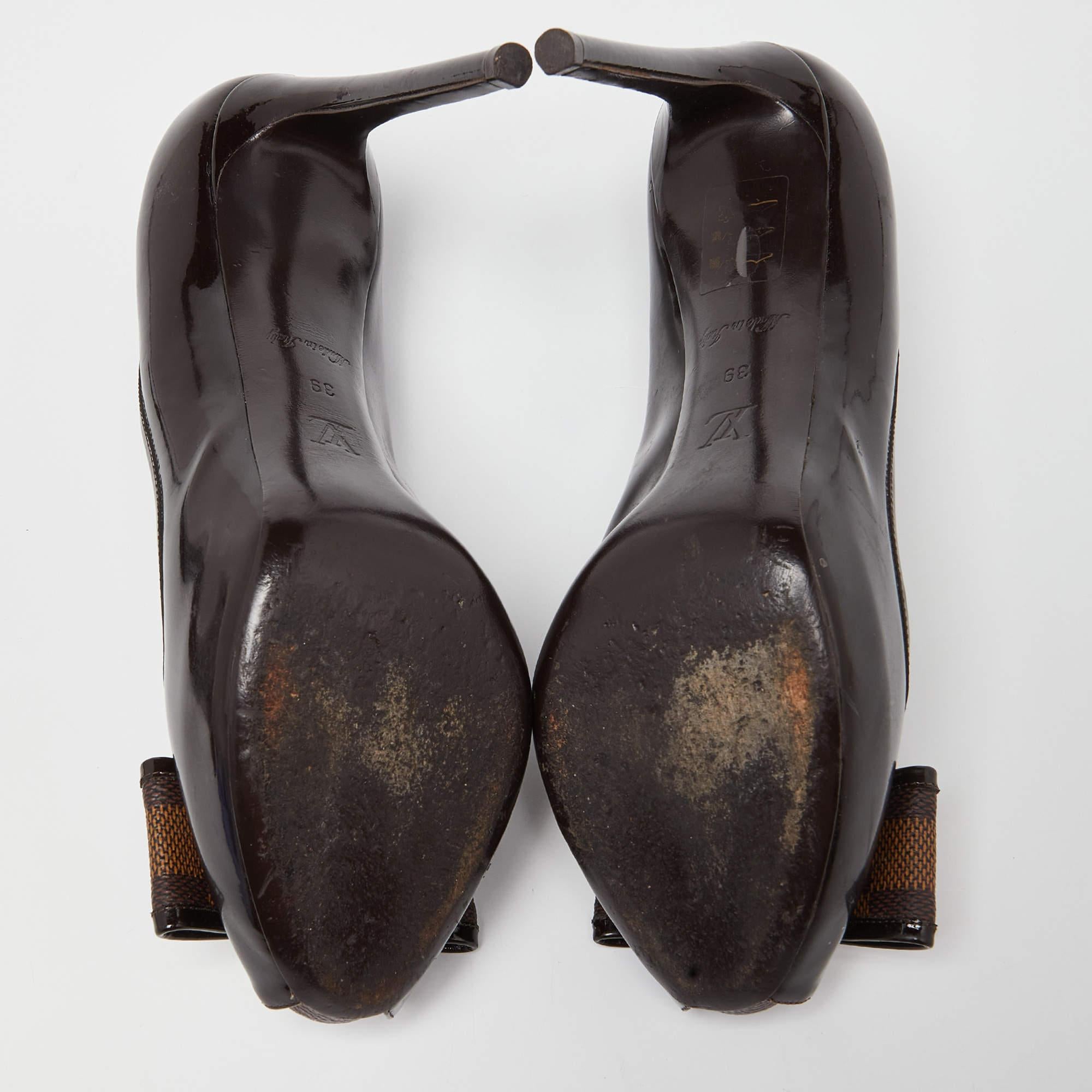 Louis Vuitton Brown Patent Leather Damier Bow Peep Toe Pumps Size 39 For Sale 3