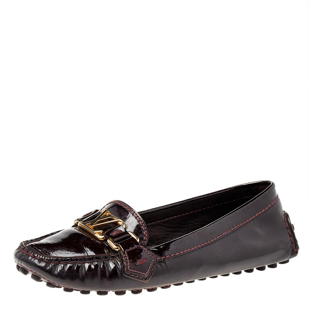Sal a la calle con estilo y deslumbra con estos zapatos Oxford superchics de la casa Louis Vuitton. Confeccionadas con un cuerpo de charol siempre elegante, este par presenta suelas de guijarros para una mayor tracción y agarre. Viene detallada con