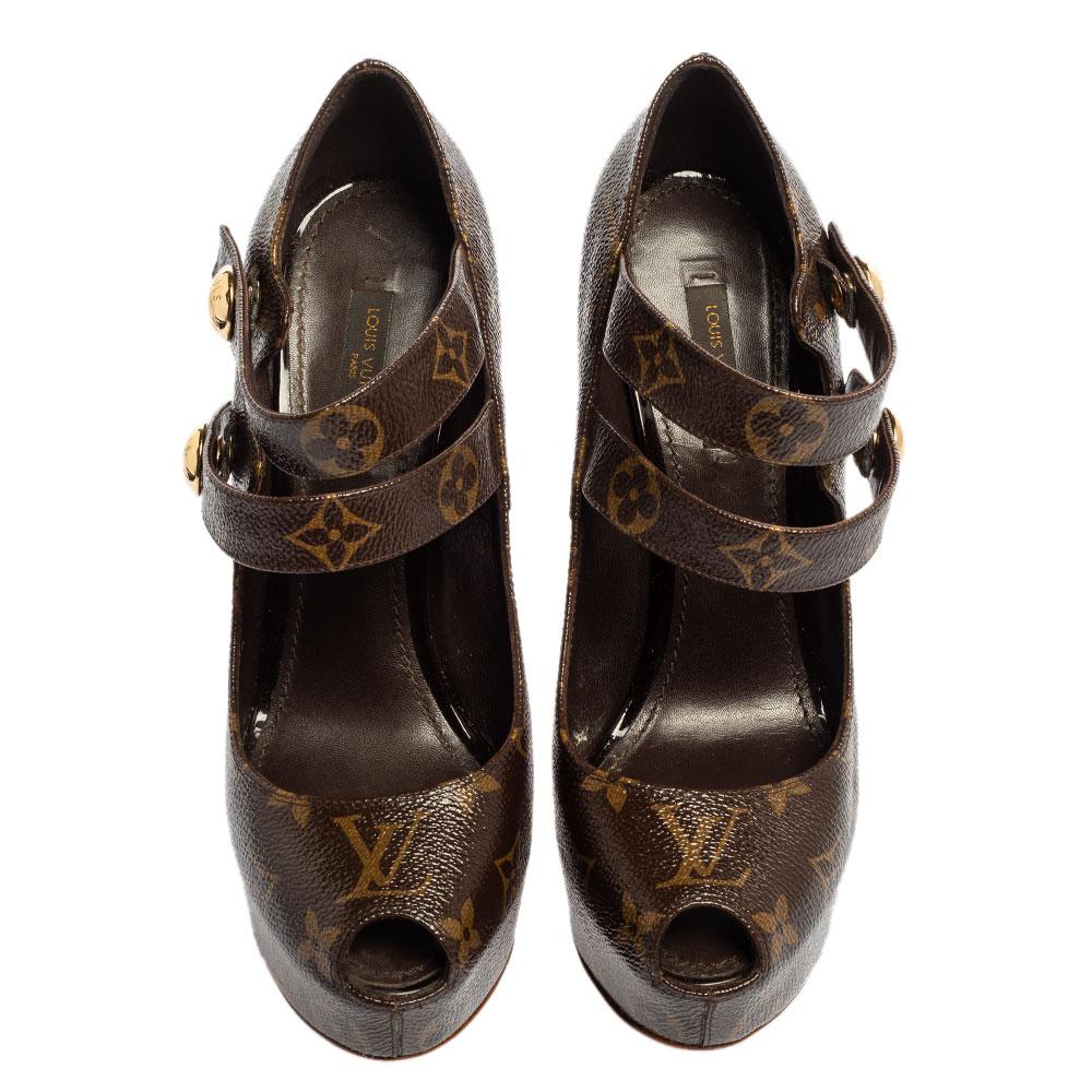 Pasa un día estupendo con tus amigas luciendo este par de preciosos zapatos de salón de Louis Vuitton. Estos zapatos de salón están confeccionados con la lona revestida con el monograma característico de la marca y presentan una silueta peep-toe.