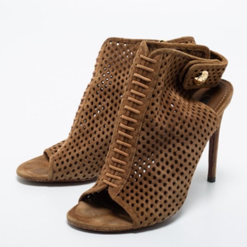 Ces bottes sont conçues pour vous offrir du style sans faire de compromis sur le confort. Créées à partir de matériaux durables, elles arborent des talons élégants, des semelles confortables et une fermeture à bouton-pression.