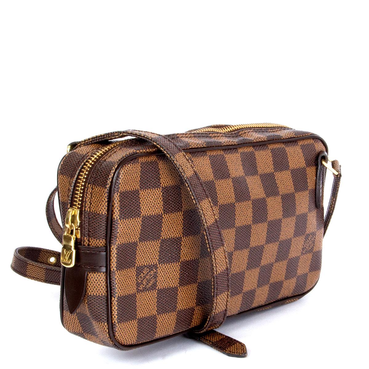 100% authentische Louis Vuitton Pochette Marly Bandouliere aus Ebene Damier beschichtetem Canvas. Öffnet sich mit einem Reißverschluss an der Oberseite und ist mit braunem beschichtetem Canvas gefüttert. Mit goldfarbener Hardware und einem