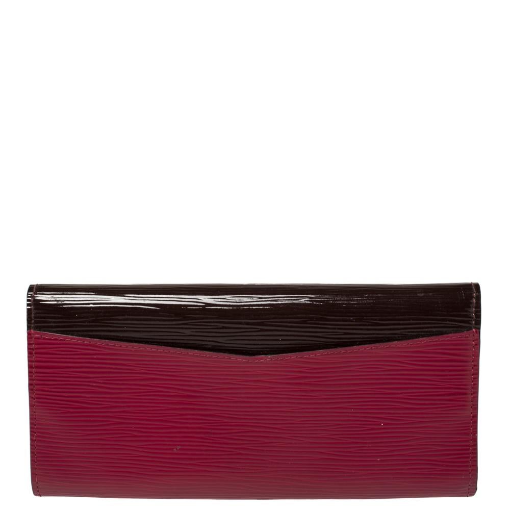 Functional luxury from Louis Vuitton, this Flore wallet is made from highly durable Epi leather. Its textured exterior is designed in a simple flap style. Neatly arranged storage including a series of card slots and a zip pocket makes it easy to