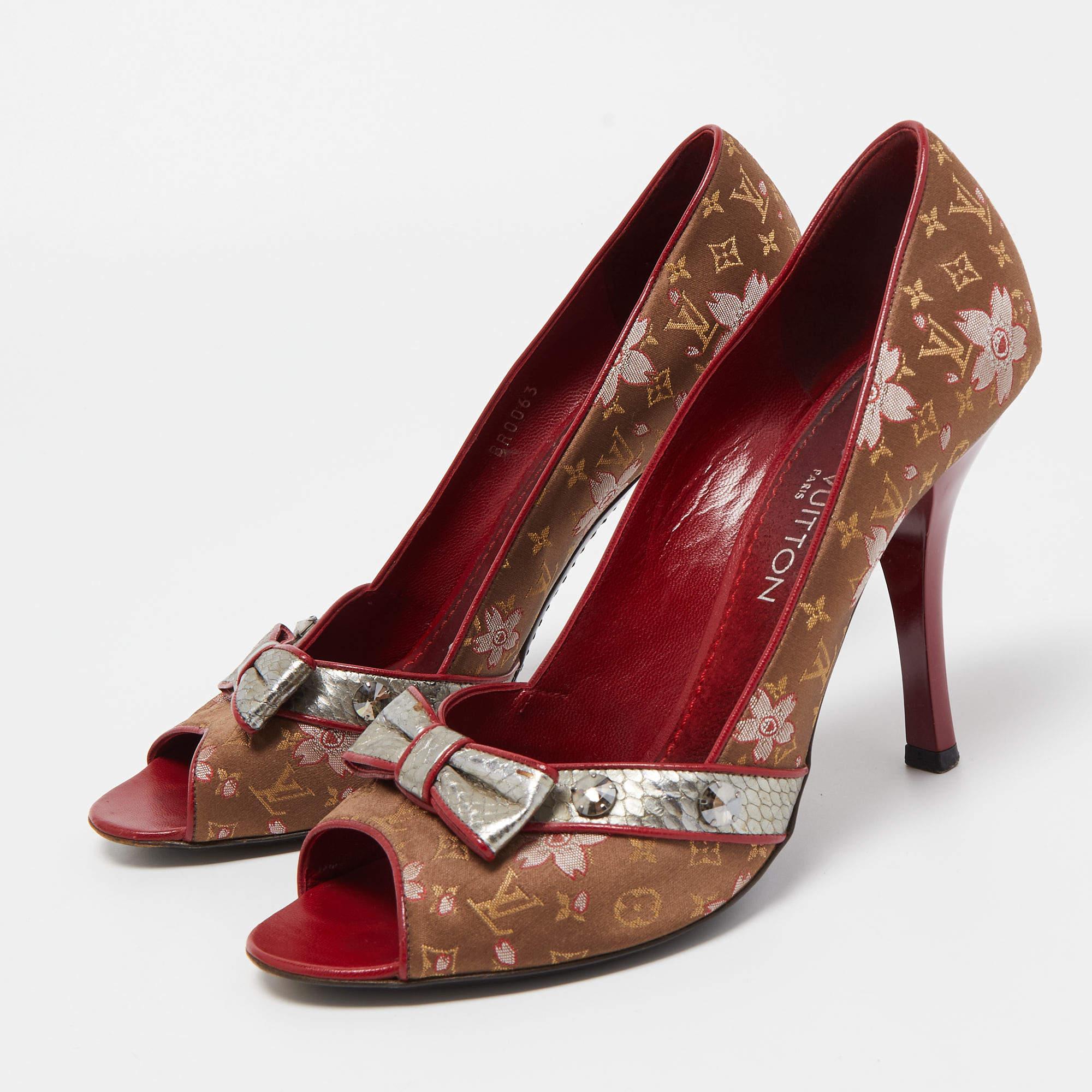 Make a chic style statement with these designer pumps. They showcase sturdy heels and durable soles, perfect for your fashionable outings!

