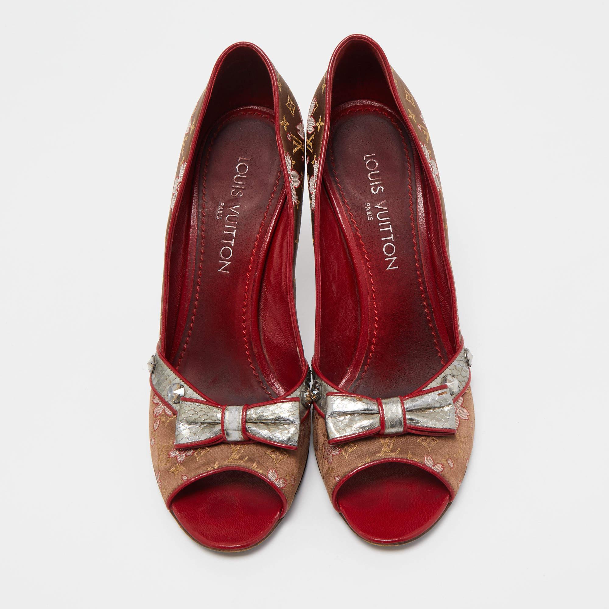 Louis Vuitton Brown/Red Monogram Satin and Leather Bow Peep Toe Pumps Size 39 In Good Condition In Dubai, Al Qouz 2