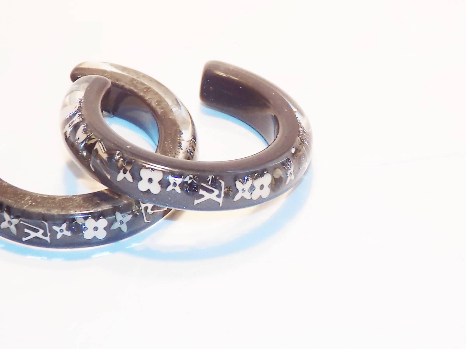 
Like new in Original Jewelry Box 
    
  These Louis Vuitton Brown / silver and gold Resin Monogram Inclusion Hoop Earrings are so chic and classy and makes an elegant addition to any jewelry collection. This is a great accessory for any Louis