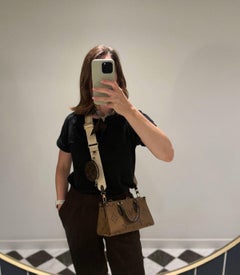 Bolso Onthego East West de Louis Vuitton en lona recubierta con el monograma invertido en marrón