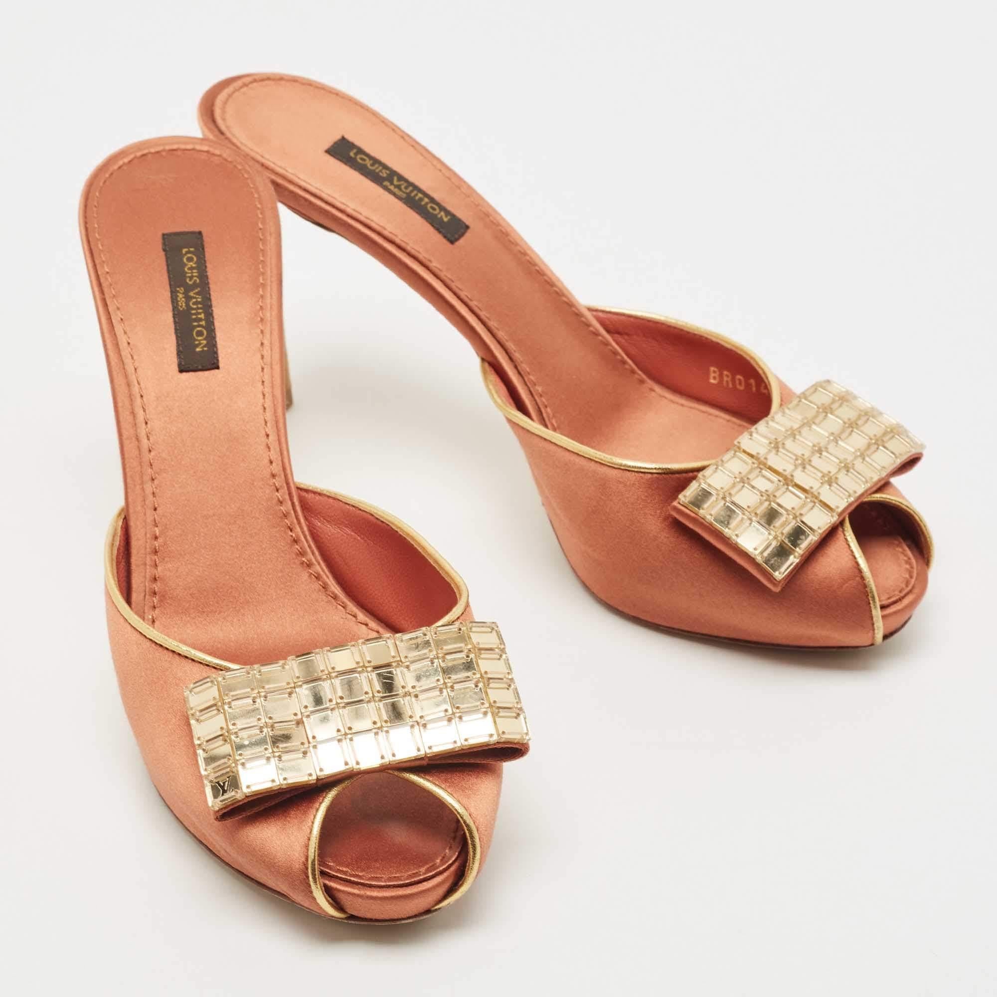 Louis Vuitton Brown Satin Embellished Peep Toe Slide Sandals Size 38 In Good Condition For Sale In Dubai, Al Qouz 2