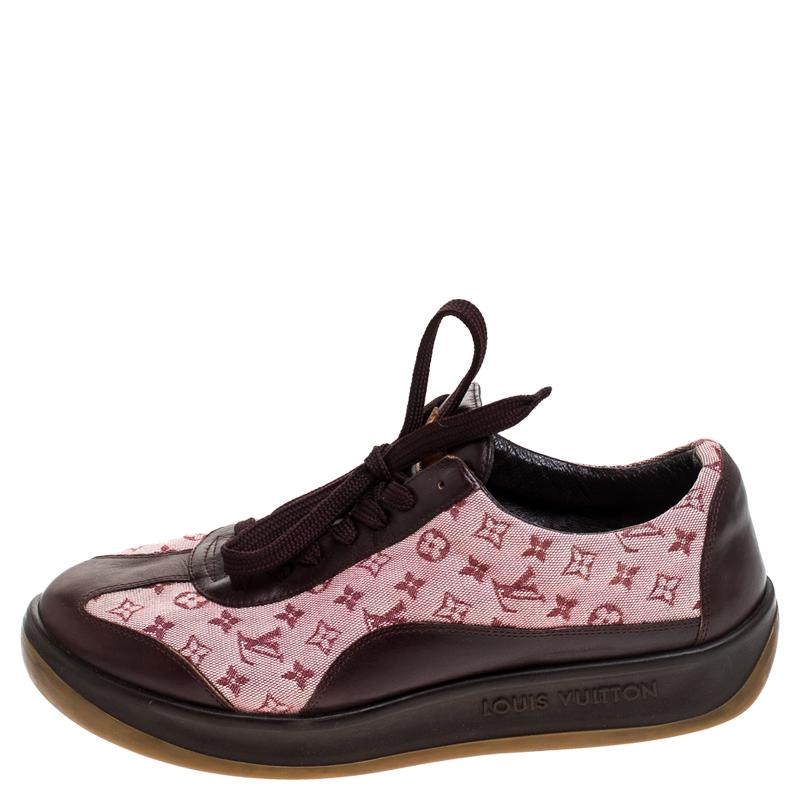 Feel great in your casual wear every time you step out in these sneakers from Louis Vuitton. They've been crafted from monogram Mini Lin canvas and leather, and styled with simple lace-ups and rubber soles. The sneakers are filled with comfort and