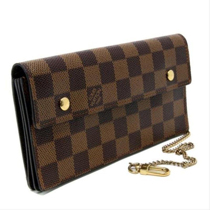 Louis Vuitton Brown Signature Monogram Damier Accordeon Gm Chain Gold Made France Wallet

This luxurious signature Louis Vuitton GM Accordeon unisex wallet with signature damier monogram and gold hardware is the perfect accessory companion. Wallet