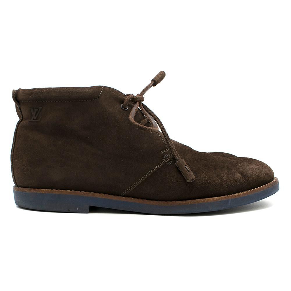 Louis Vuitton Brown Suede Ankle Boot Shoes 

Brown soft suede ankle boots,
Lace up design,
Iconic LV logo along the ankle of boots,
Louis Vuitton logo on the tongue of the shoes
  
Dust bag included.


Please note, these items are pre-owned and may