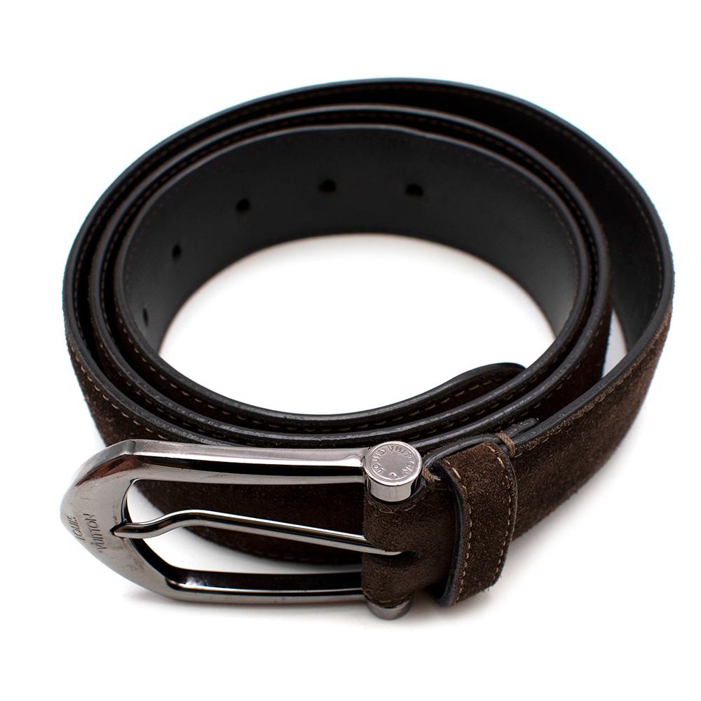 Louis Vuitton Brown Suede Belt with Graphite Hardware 

-Glossy graphite hardware
-Branded buckle 
-Brown leather lining 
-Great velvet like texture 
-Perforated with 5 holes 

Materials:

Main- suede
Lining- leather

Made in Spain 

Length- 120 cm