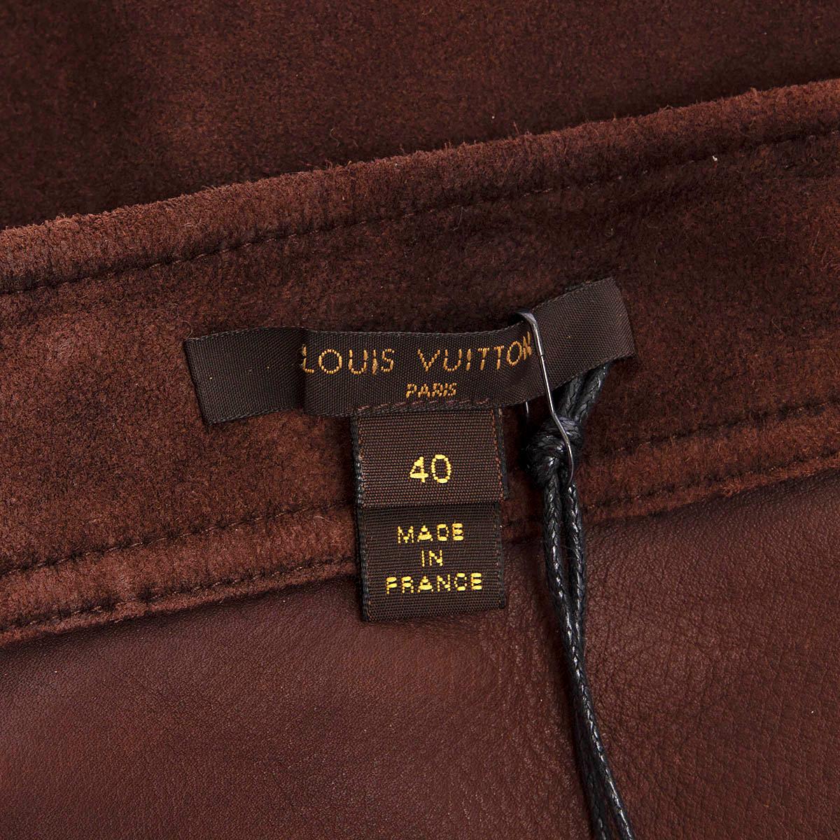 Louis Vuitton - Jupe boutonnée en daim marron, 40 M en vente 2