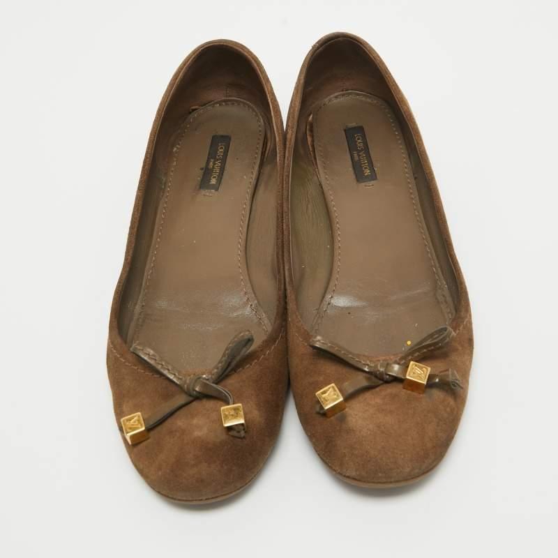 Louis Vuitton Bailarinas con Lazo en Ante Marrón Dados Talla 38 en Bastante bueno estado para la venta en Dubai, Al Qouz 2