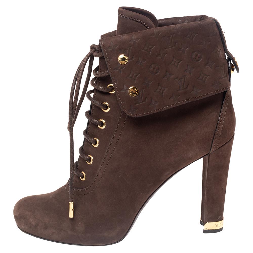 On days you want to make an impression, opt for these fabulous ankle boots from Louis Vuitton. The brown boots are crafted from suede and feature round toes as well as a foldover top. They flaunt lace-ups on the vamps and come equipped with