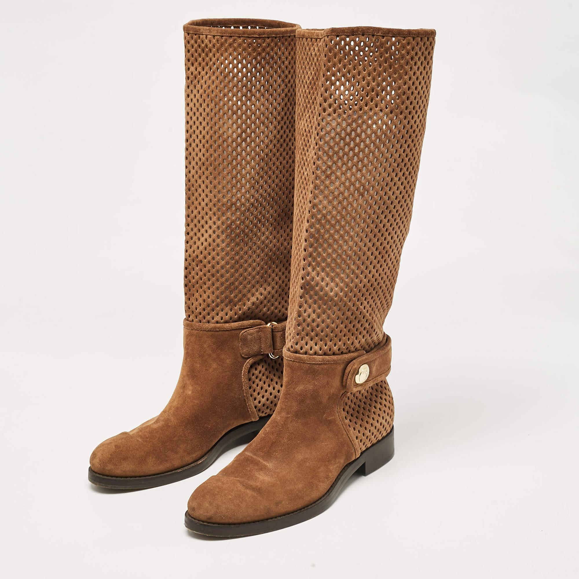 These brown knee length boots by Louis Vuitton bring a classy design. Theyre constructed beautifully using suede and aim to deliver a comfortable walking experience.