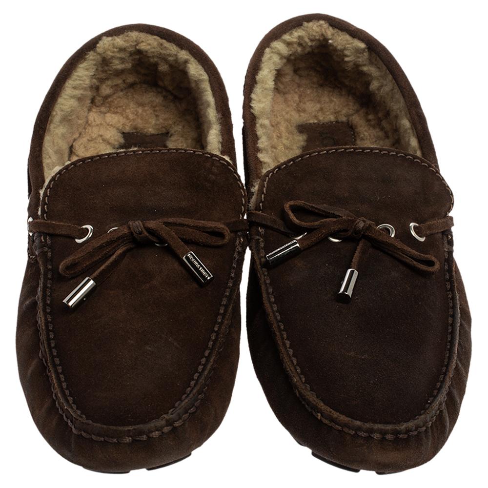 Louis Vuitton loafers are loved by fashion icons worldwide and are perfect for making a fashion statement. These brown Arizona loafers are crafted from suede and feature a neat design. They flaunt round toes, tie detailing, comfortable fun-lined