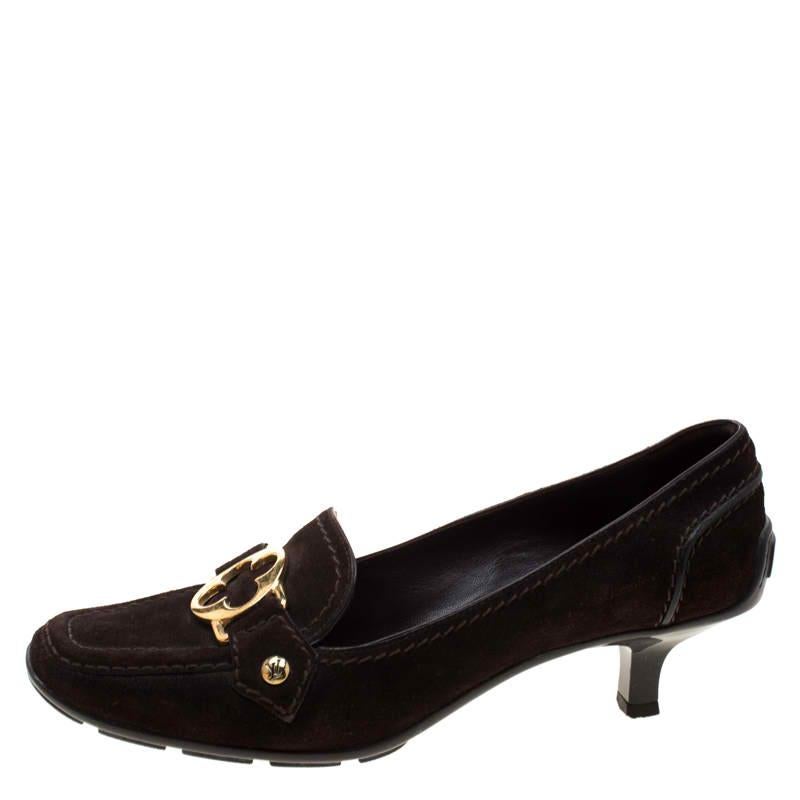 Chic, sophisticated and very stylish, these loafer pumps from Louis Vuitton are here to make you look fabulous! The brown pumps are crafted from suede and feature gold-tone monogram accents on the vamps. They come equipped with comfortable leather