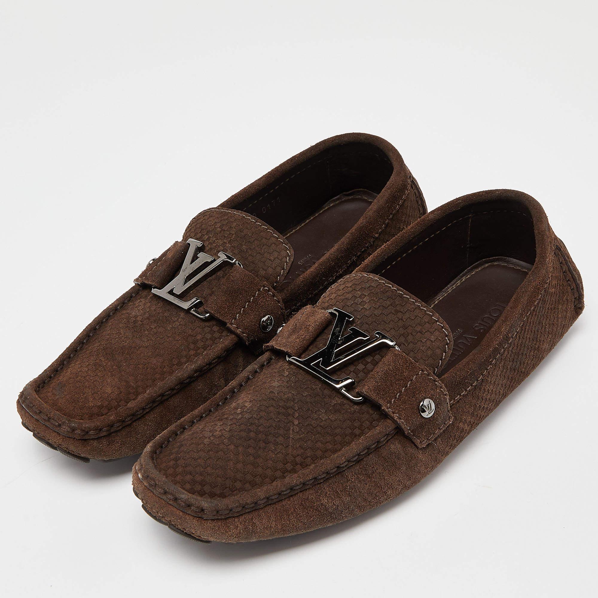 Look sharp and neat with this pair of Monte Carlo loafers from Louis Vuitton. They have been crafted from brown suede and designed with the art of fine stitching and the signature LV on the uppers. The pair is complete with comfortable insoles and